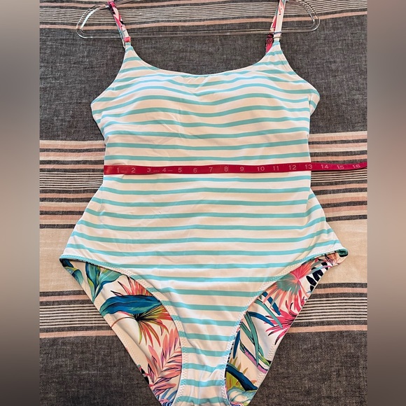 TOMMY BAHAMA | 10| Reversible | Padded - Picture 9 of 16